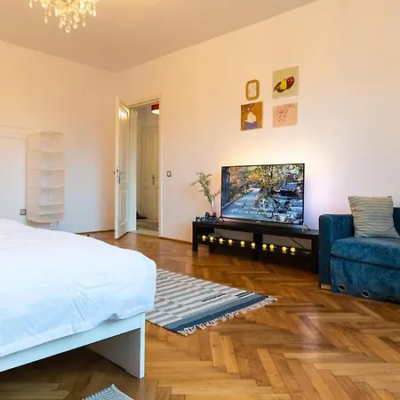 Lua Solis With Mt Tampa Views In The Old Town Brasov