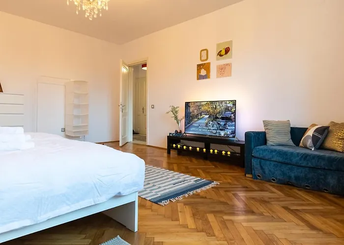 Lua Solis With Mt Tampa Views In The Old Town Brasov