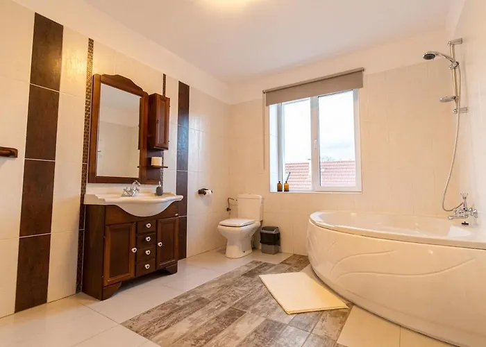 Lua Solis With Mt Tampa Views In The Old Town Brasov